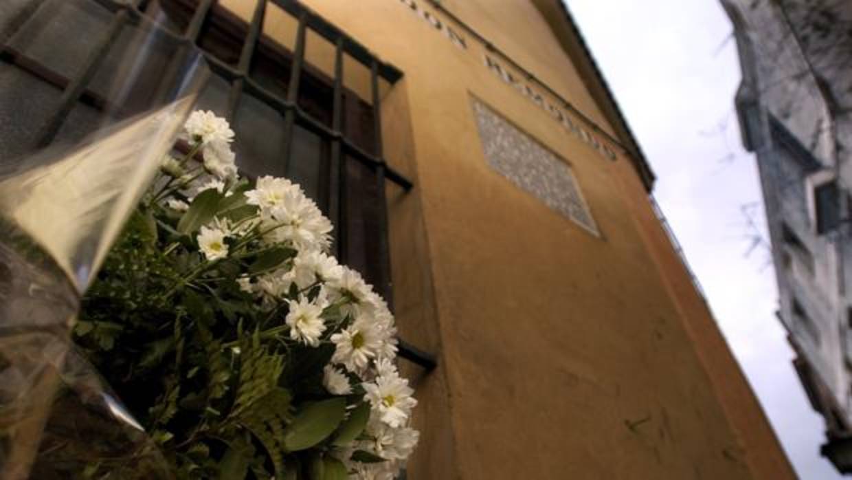 La calle Don Remondo luce flores en memoria de Ascen y Alberto, asesinados por ETA