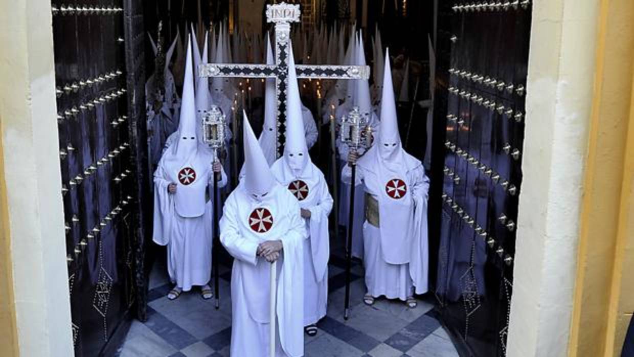 Nazarenos de la Amargura, a su salida de San Juan de la Palma
