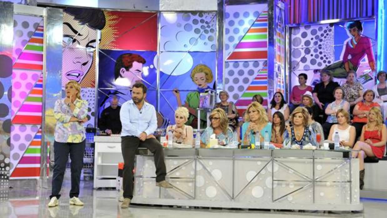 El «Sálvame Deluxe» es un ejemplo de la chismería actual de los medios de comunicación