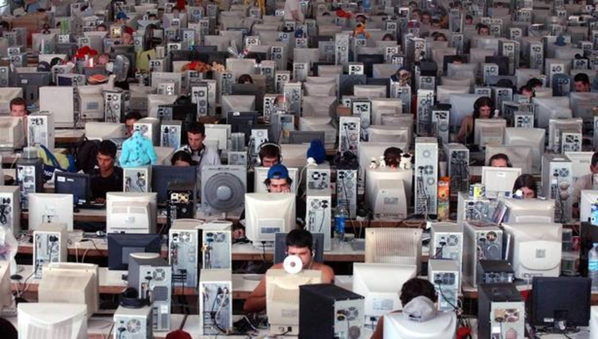 A través de las redes sociales se difunden muchas «fakes news»