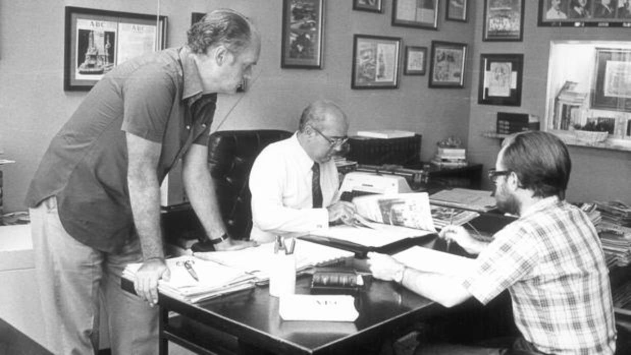 Manuel Lorente, Nicolás Salas y Antonio Burgos, en la redacción de ABC de Sevilla