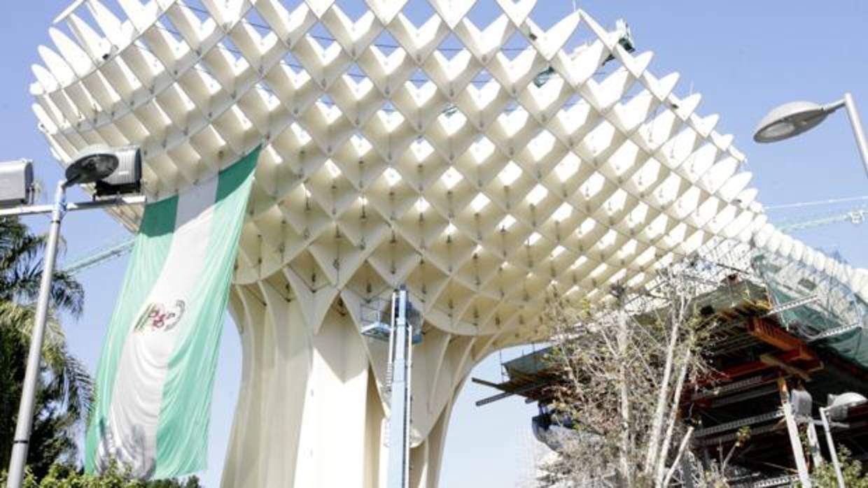 Bandera andaluza colgada del Metrosol Parasol