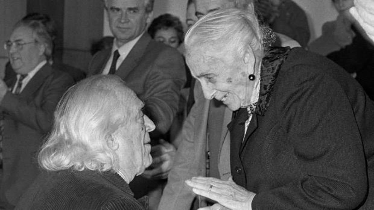 La Pasionaria felicita a Rafael Alberti cuando la Complutense le otorgó al poeta una medalla de oro en 1982