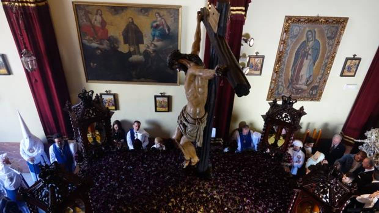 El Cristo de la Fundación, de la hermandad de los Negritos, durante su salida de este Jueves Santo