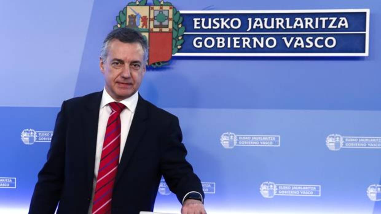 El lehendakari Iñigo Urkullu, durante la rueda de prensa que ha ofrecido hoy en San Sebastián para valorar la noticia del desarme de la banda terrorista ETA.