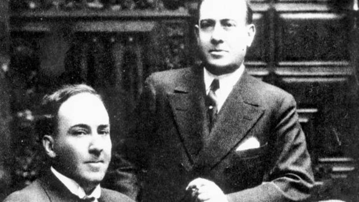 Una imagen de los hermanos Machado: Antonio (sentado) y Manuel Machado
