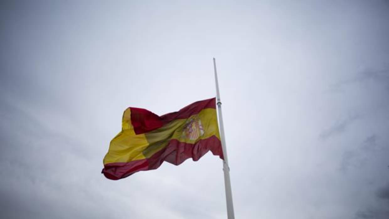 Bandera de España situada en Colón con nuevos retales