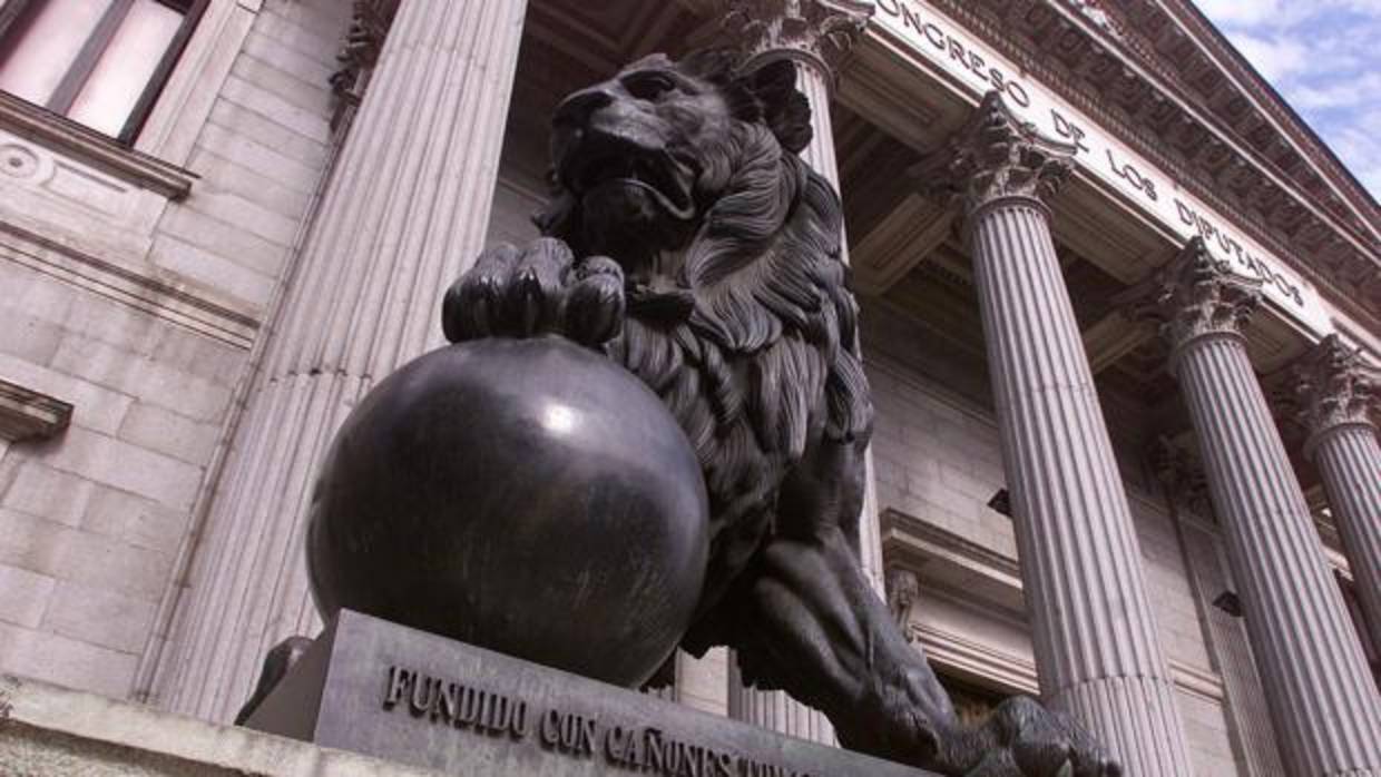 Ni los leones del Congreso parecen rugir ante la situación que vive España