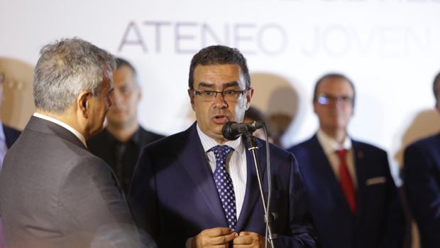 Francisco Robles, durante su discurso en la entrega de los Premios Ateneo