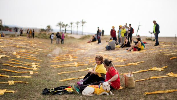 Plantada de cruces amarillas en la playa de Mataró (Barcelona)