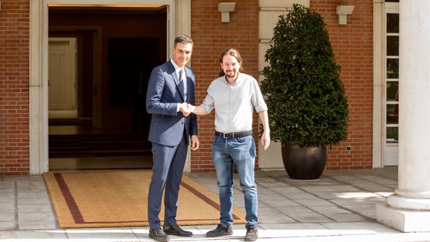 El presidente del Gobierno, Pedro Sánchez, y el secretario general de Podemos, Pablo Iglesias, se reúnen en el palacio de la Moncloa