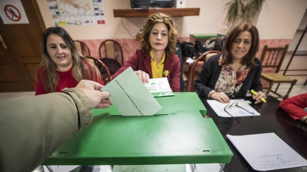 Un votante en una mesa electoral de Cenes de la Vega, Granada