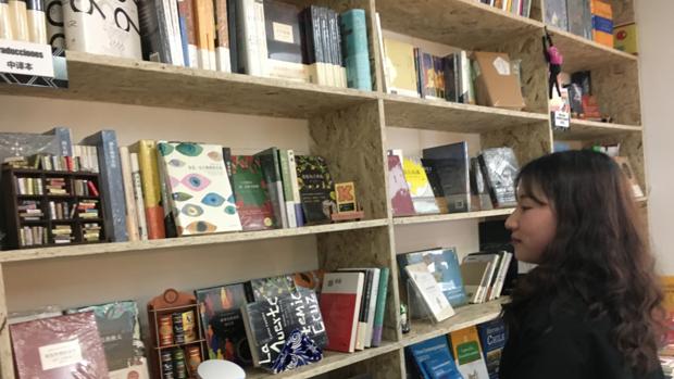 En el Instituto Cervantes funciona «Mil Gotas», la primera librería de espalol en China.