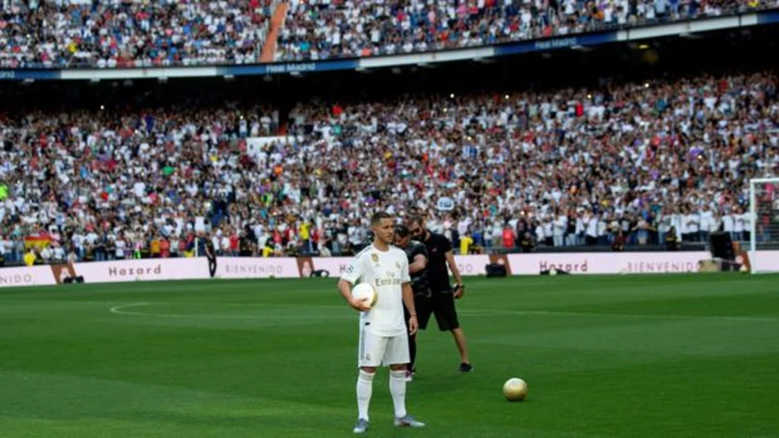 Hazard posa en el césped de un Bernabéu abarrotado