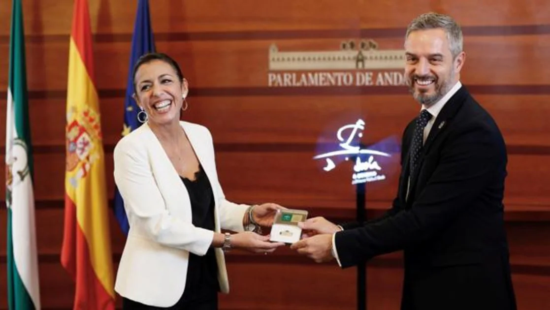 El consejero de Hacienda, Juan Bravo, hace entrega a la presidenta del Parlamento de Andalucía, Marta Bosquet, del proyecto de ley de presupuestos de la comunidad andaluza para 2020