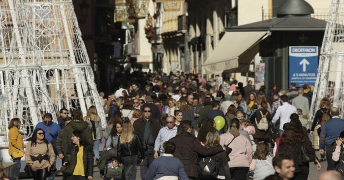 Ambiente de turistas por el centro de Sevilla