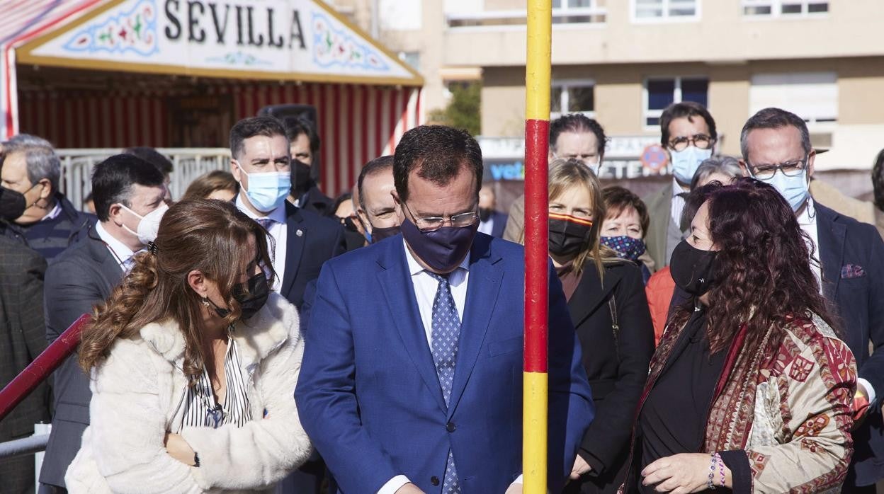 Juan Carlos Cabrera aprieta con una llave el primer tubo de la portada de la Feria de 2022