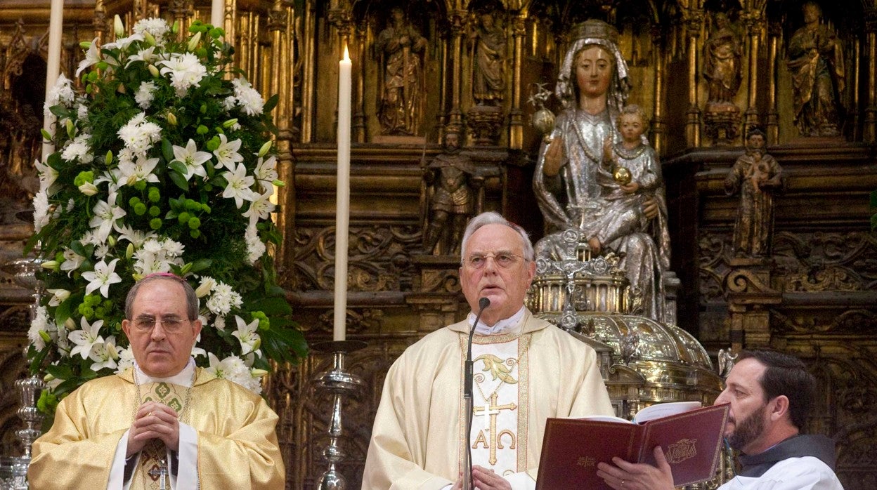 Carlos Amigos celebrando una misa en la Catedral junto al hermano Pablo