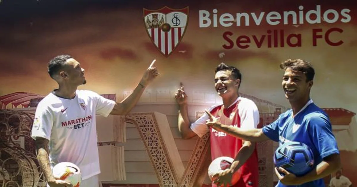 Ocampos, Reguilón y Óliver Torres posan en su presentación como jugadores del Sevilla FC