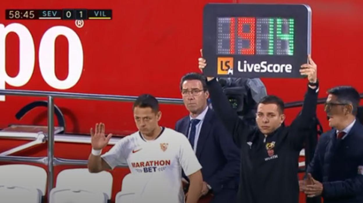 Chicharito espera en el cambio por De Jong durante el Sevilla-Villarreal