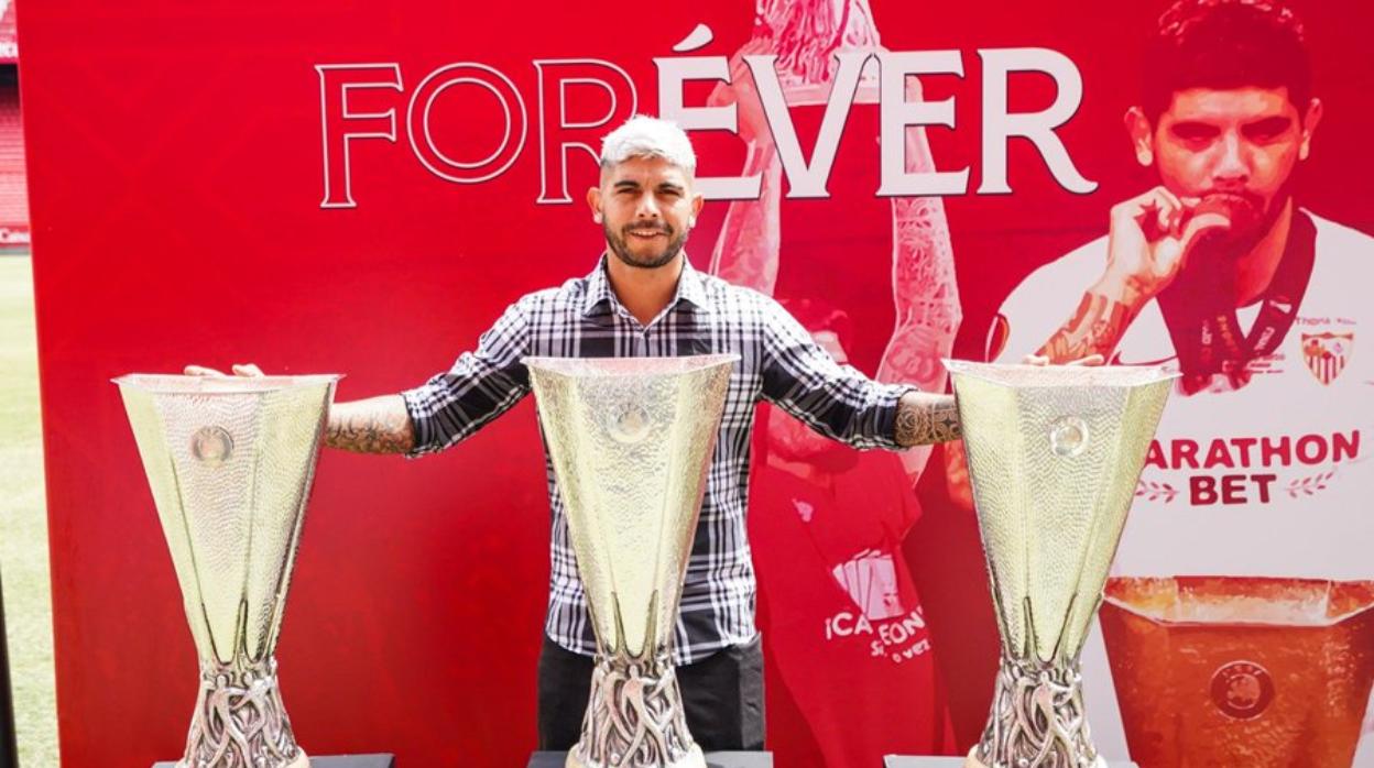 Éver Banega posa con los tres títulos de la UEFA Europa League que ha conseguido en el Sevilla FC