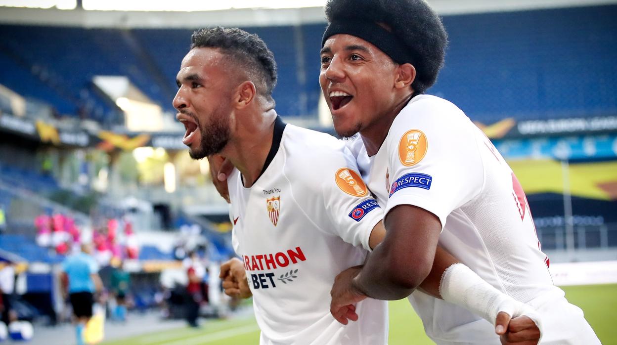Koundé celebra con En-Nesyri un gol en la Europa League