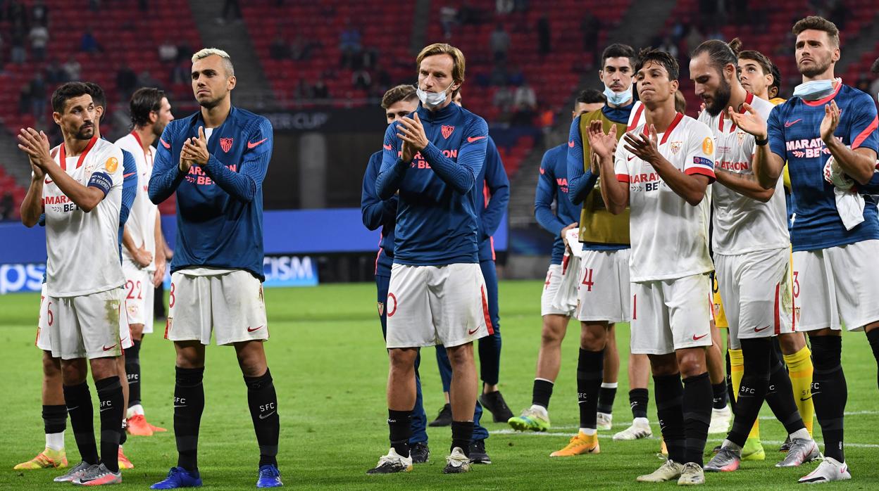 Los jugadores del Sevilla aplauden a los aficionados tras la derrota en la Supercopa