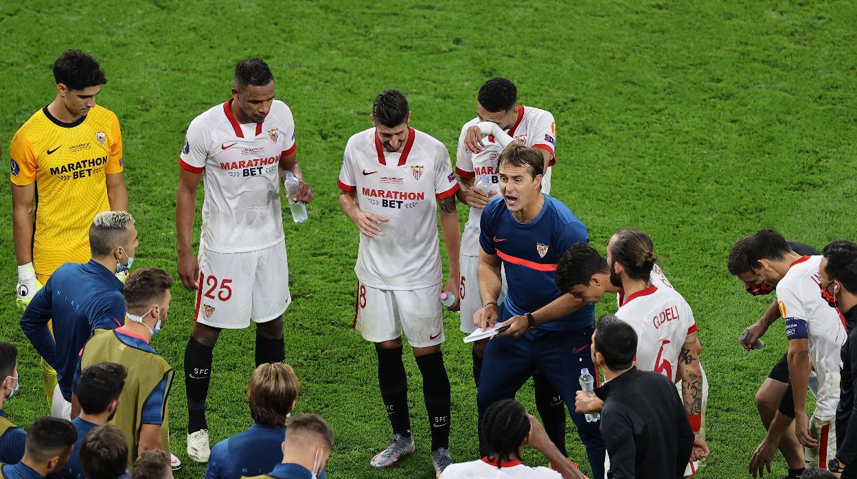 Lopetegui da instrucciones a sus jugadores en la Supercopa