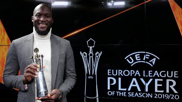 Lukaku se acuerda del Sevilla al recibir el MVP de la Europa League