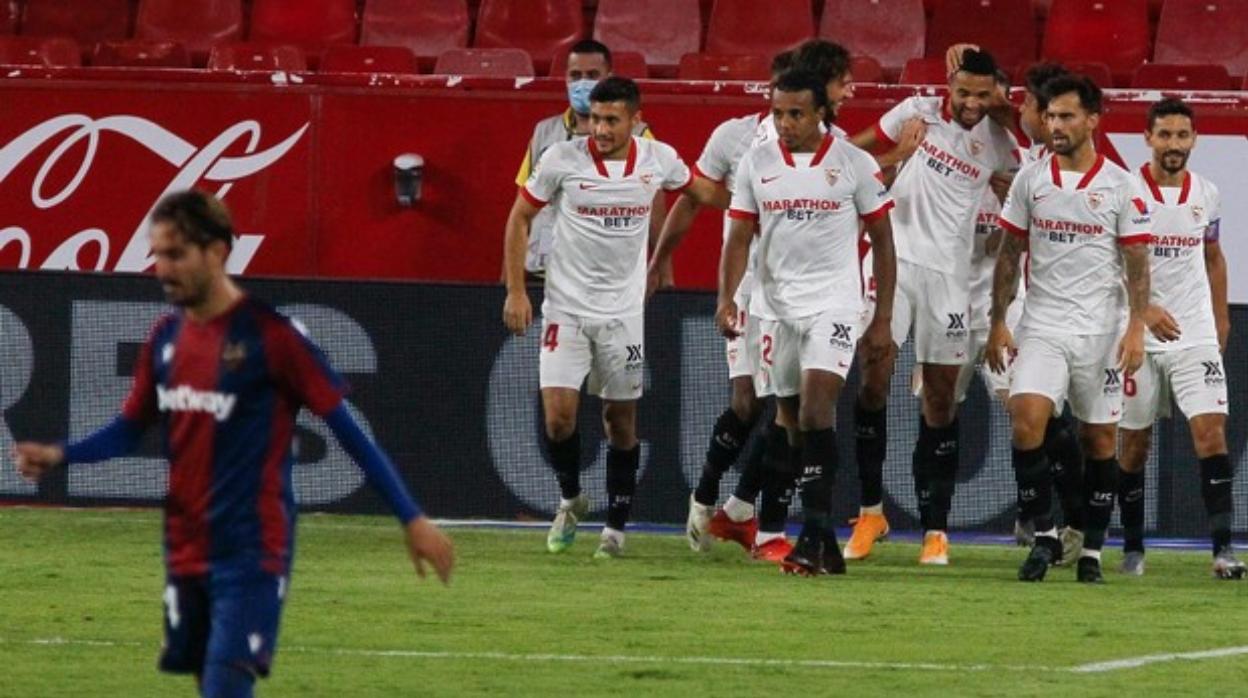 Los jugadores del Sevilla FC celebran el gol de En-Nesyri ante el Levante