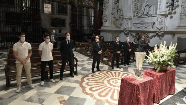 El Sevilla FC realizó su habitual ofrenda a la Virgen de los Reyes