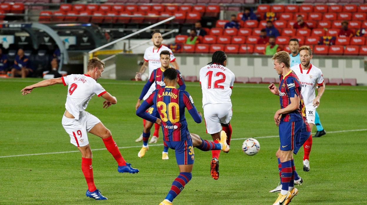 De Jong dispara a gol para anotar el 0-1 en el Barcelona - Sevilla