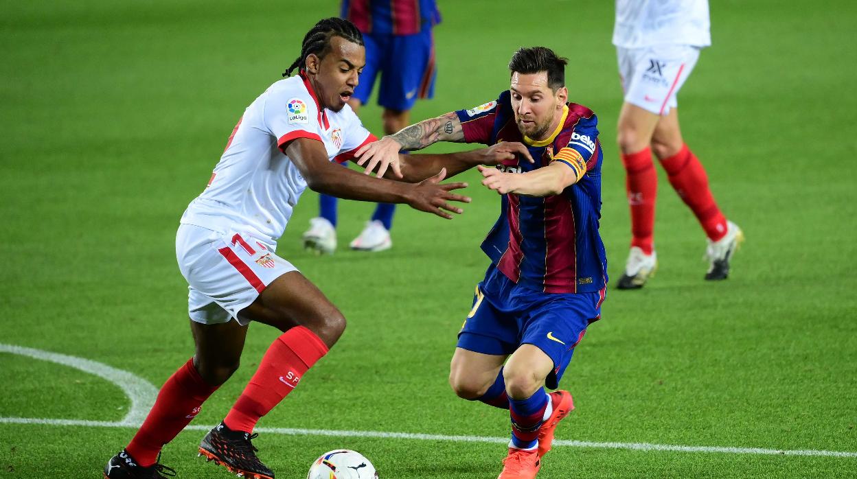 Koundé pelea un balón con Messi