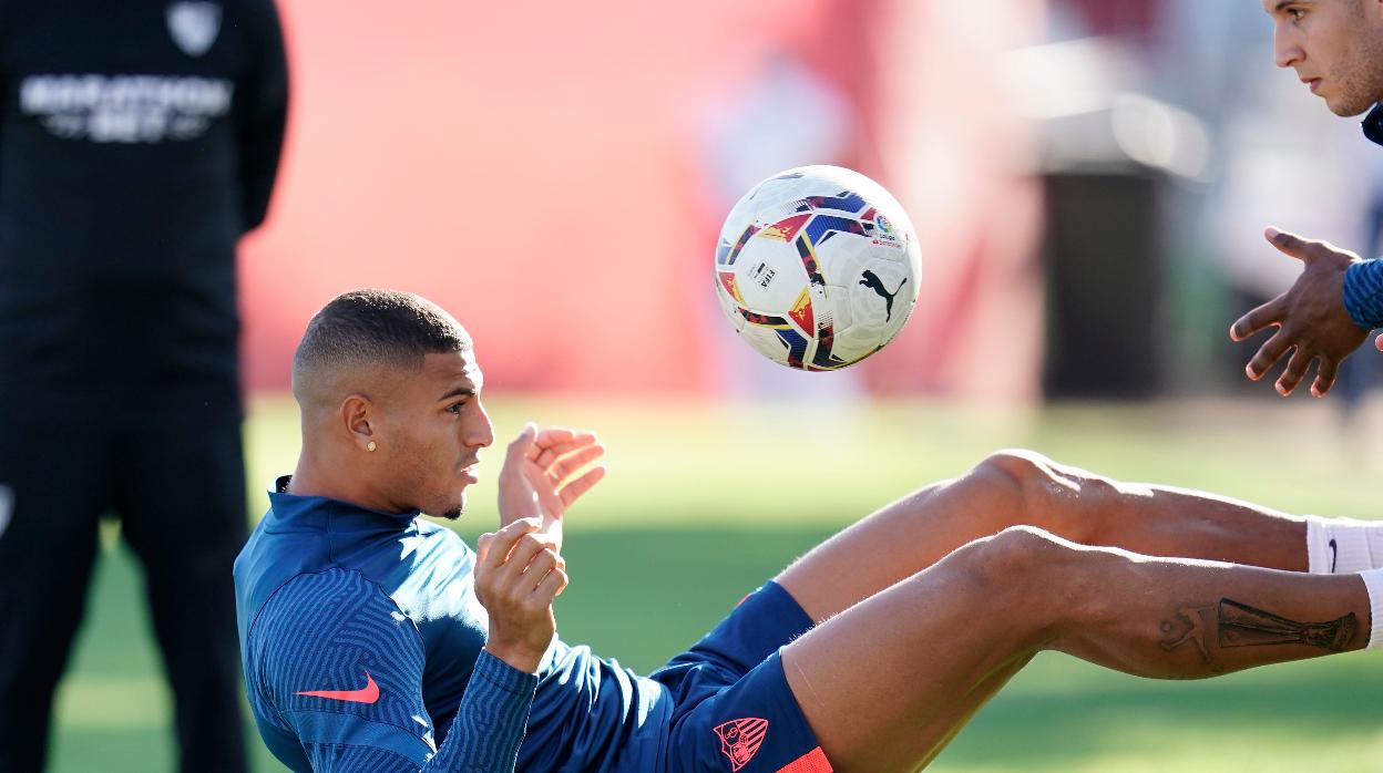 Diego Carlos durante el entrenamiento de este miércoles