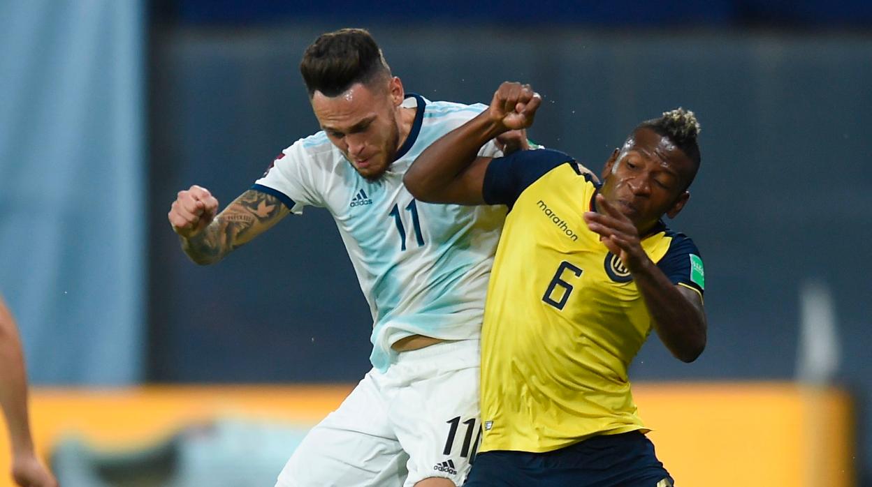 Ocampos pugna con Estupiñán durante el Argentina-Ecuador