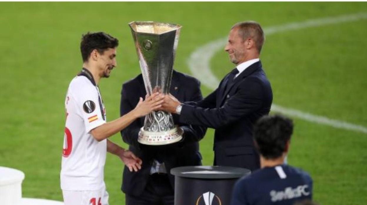Momento en el que presidente de la UEFA, Ceferin, hace entrega de la copa de la Liga Europa a Jesús Navas