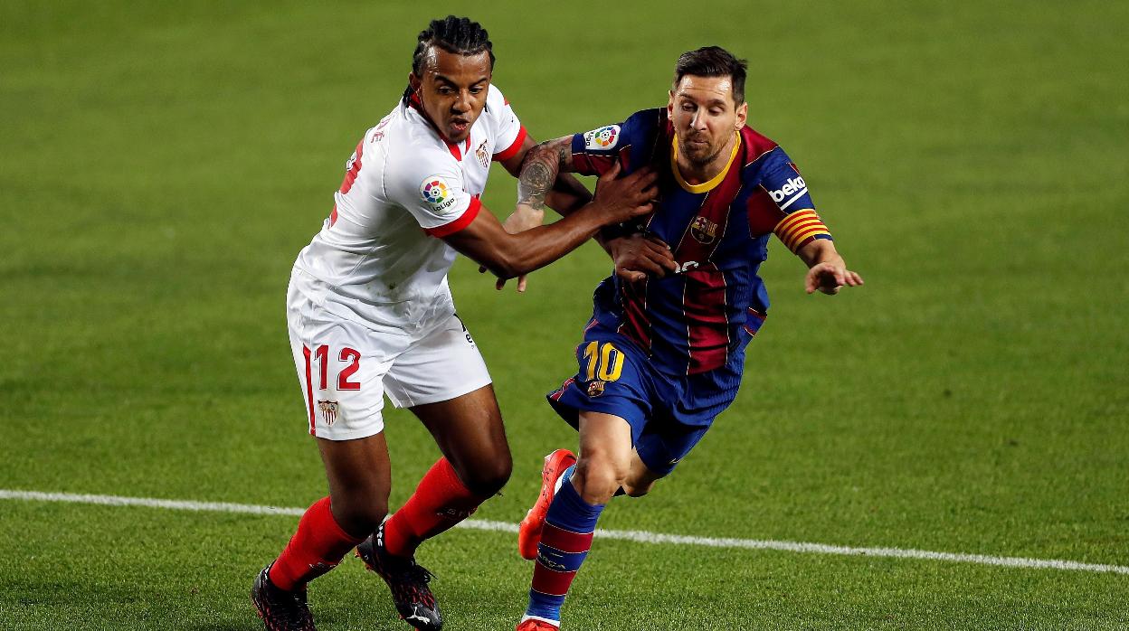 Koundé pugna por el balón con Messi