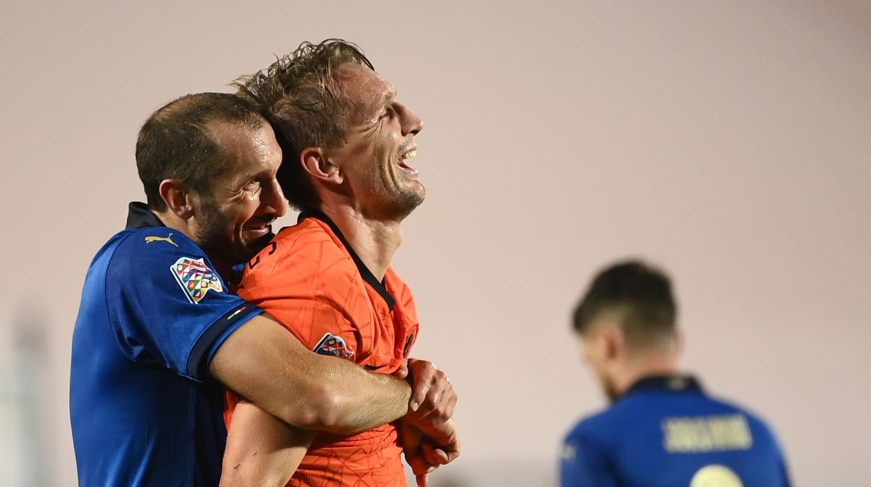 Chiellini bromea con el sevillista De Jong en el Italia - Holanda