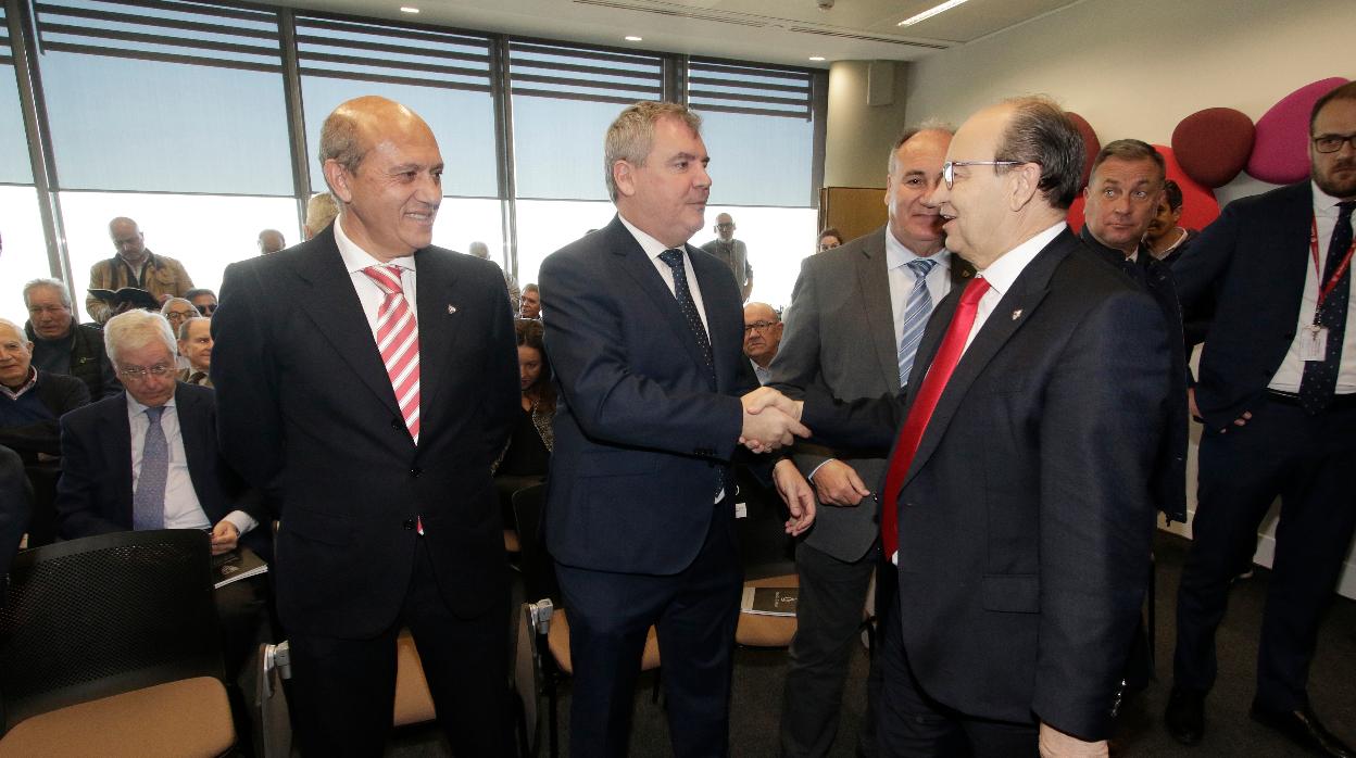 Del Nido y José Castro, en presencia de Manuel Vizcaíno, presidente del Cádiz en un acto