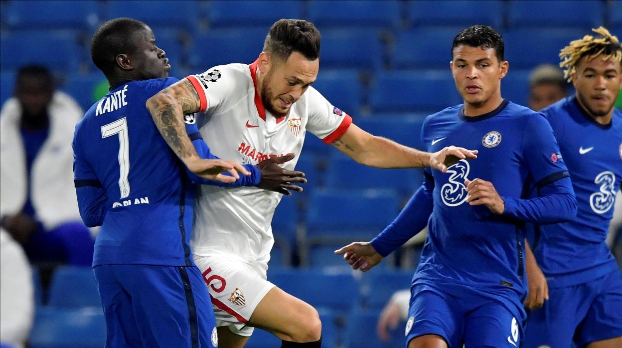 Ocampos trata de avanzar entre Kanté y Thiago Silva durante el encuentro de anoche