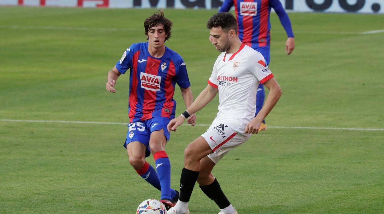 Munir conduce el balón ante la presencia de Bryan Gil en el Sevilla-Eibar