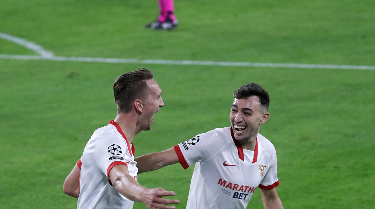 De Jong es felicitado por Munir tras anotar el 1-0 en el Sevilla - Rennes
