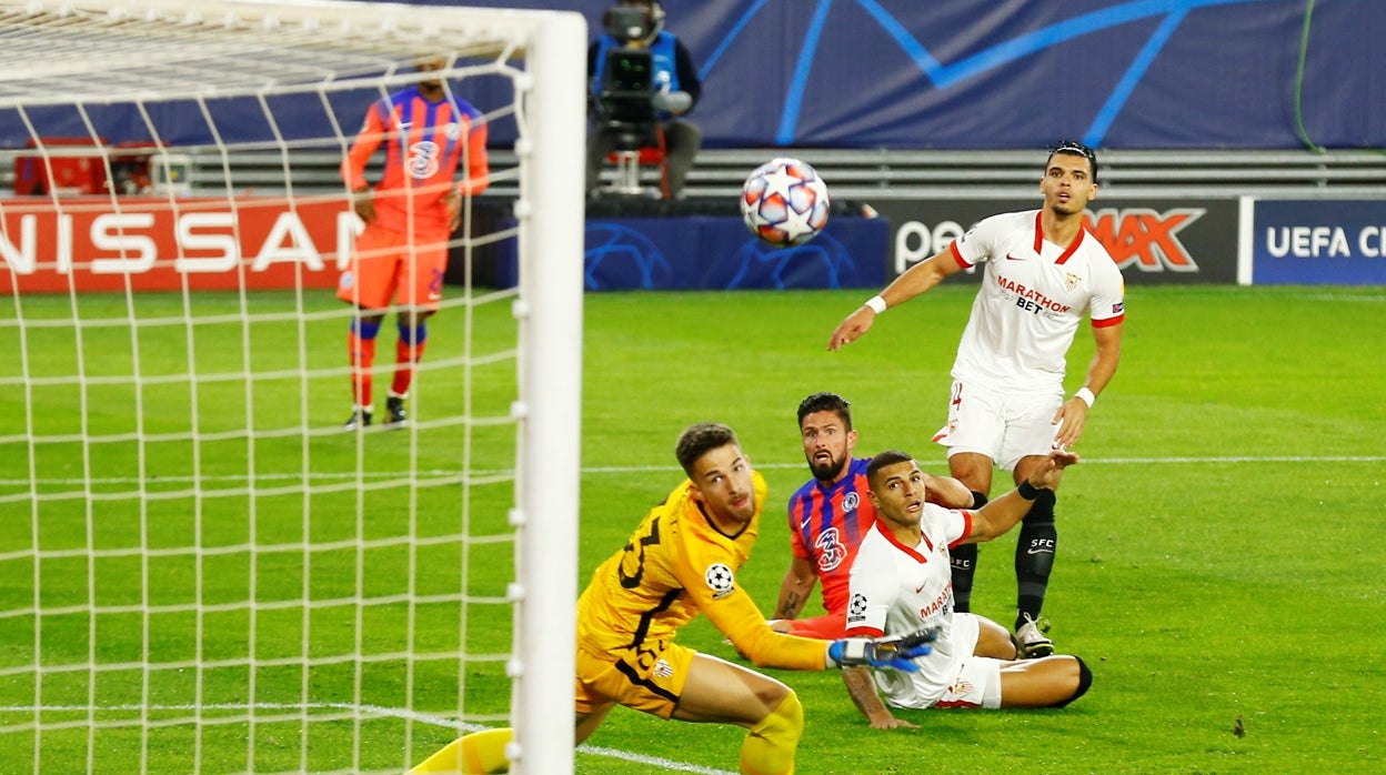 Giroud anota el primero de sus cuatro tantos al Sevilla en Nervión