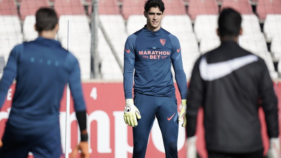 Bono y Carlos Fernández, negativos en Covid-19, vuelven a los entrenamientos con el Sevilla FC