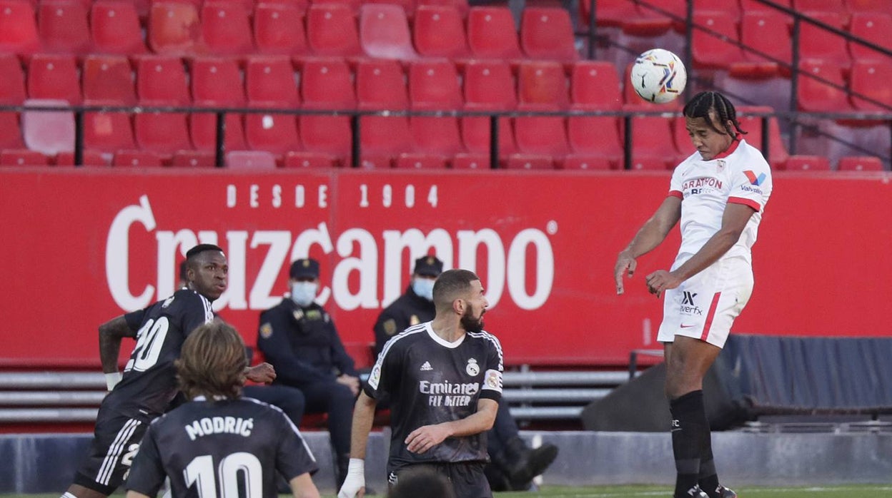 Koundé remata de cabeza ante la presencia de varios jugadores del Madrid