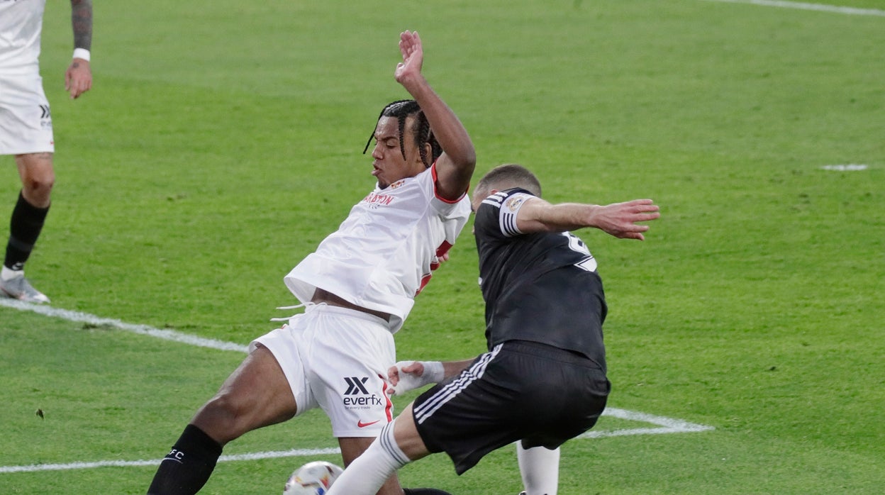 Koundé pelea un balón con Benzema