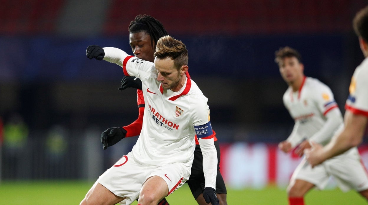 Rakitic disputa un balón con Camavinga durante el encuentro de Liga de Campeones entre el Rennes y el Sevilla