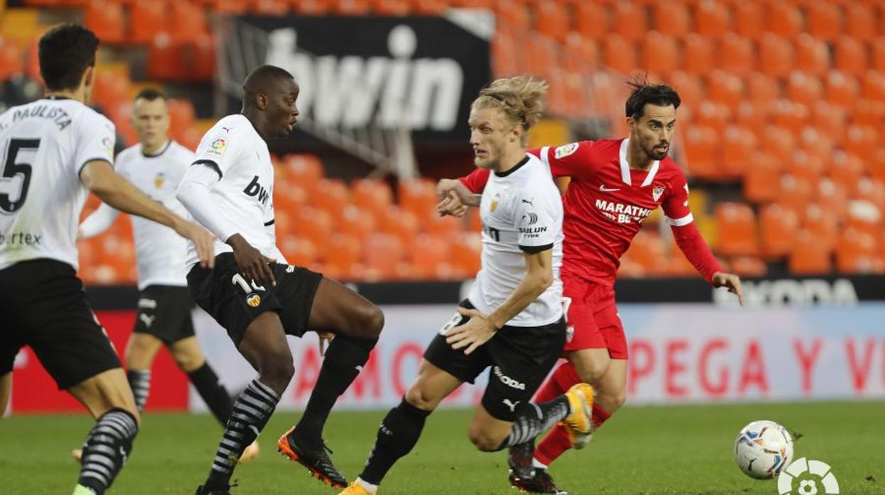 Molina se lanza ante De Jong durante el Valencia - Sevilla