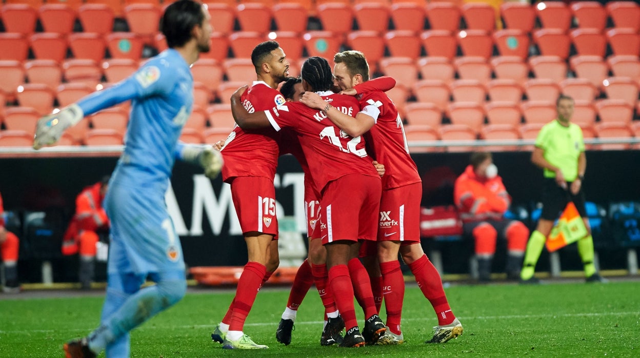 Los jugadores del Sevilla celebran el gol de Suso en Mestalla