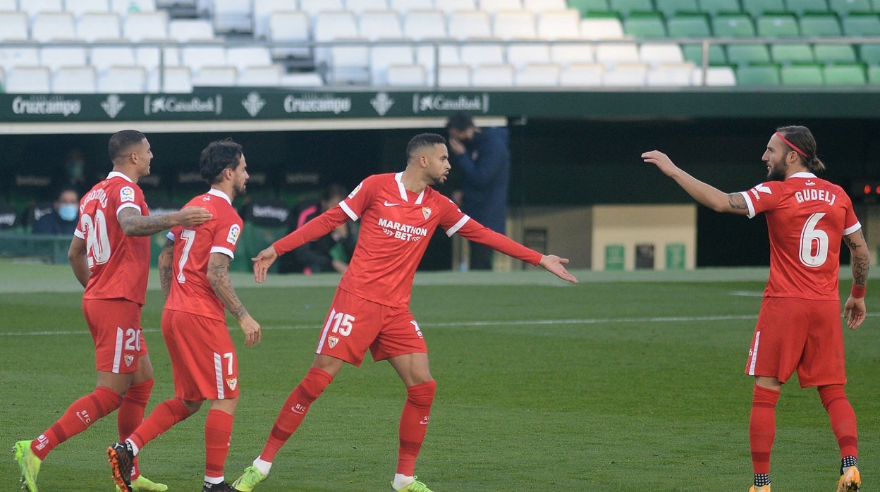Suso, felicitado por sus compañeros tras marcar